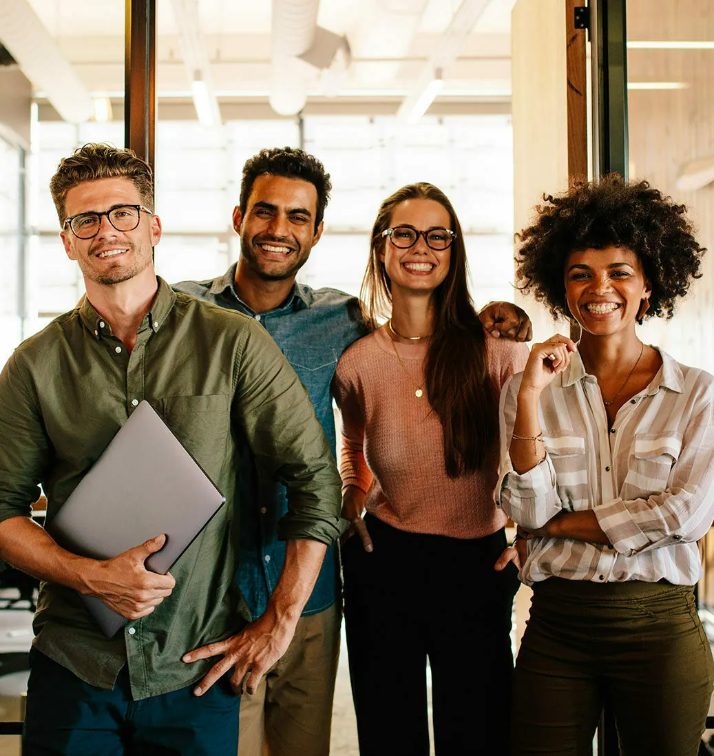 1-equipe-heureuse-de-travailler