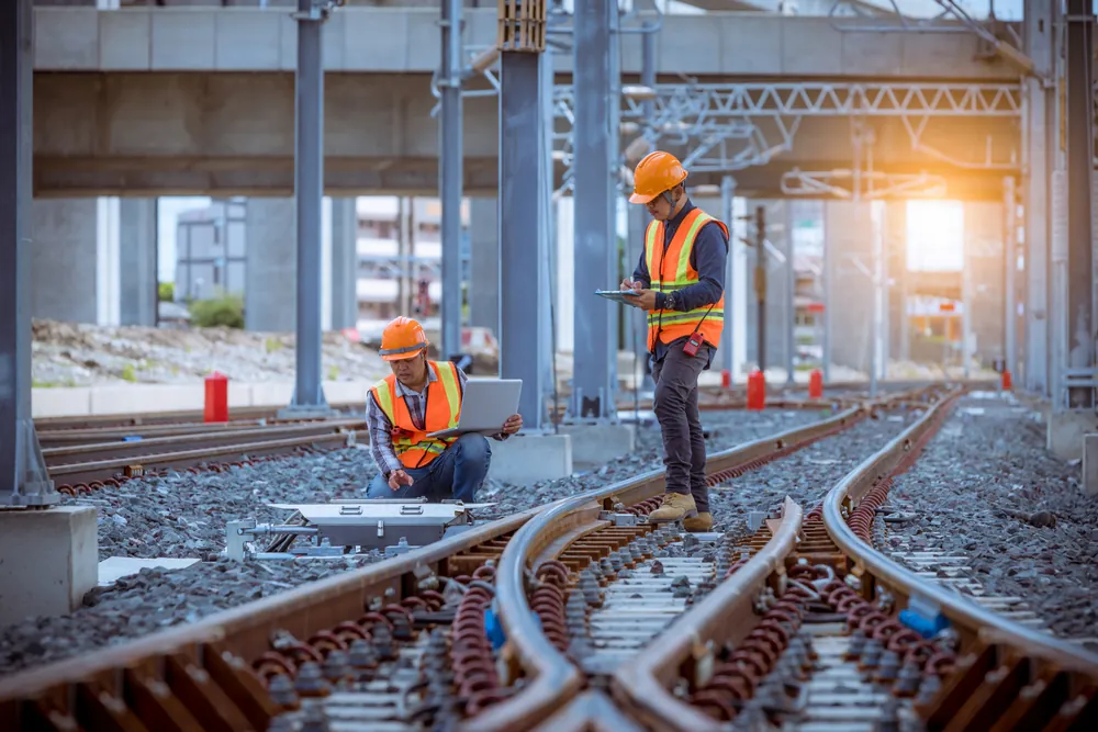 engineerrailwayunderinspectionandcheckingconstructionrailwayswitchand
