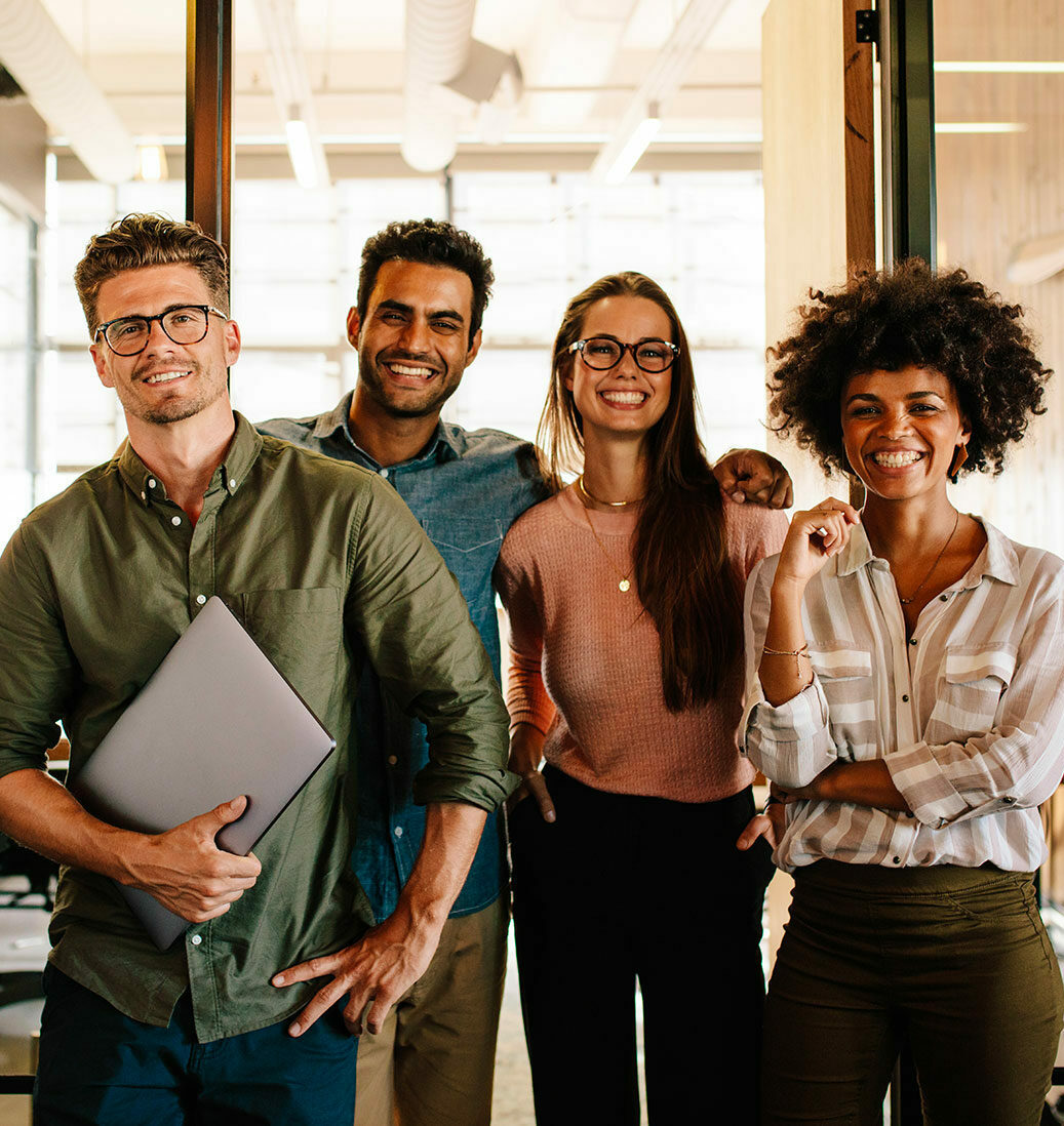 1-equipe-heureuse-de-travailler