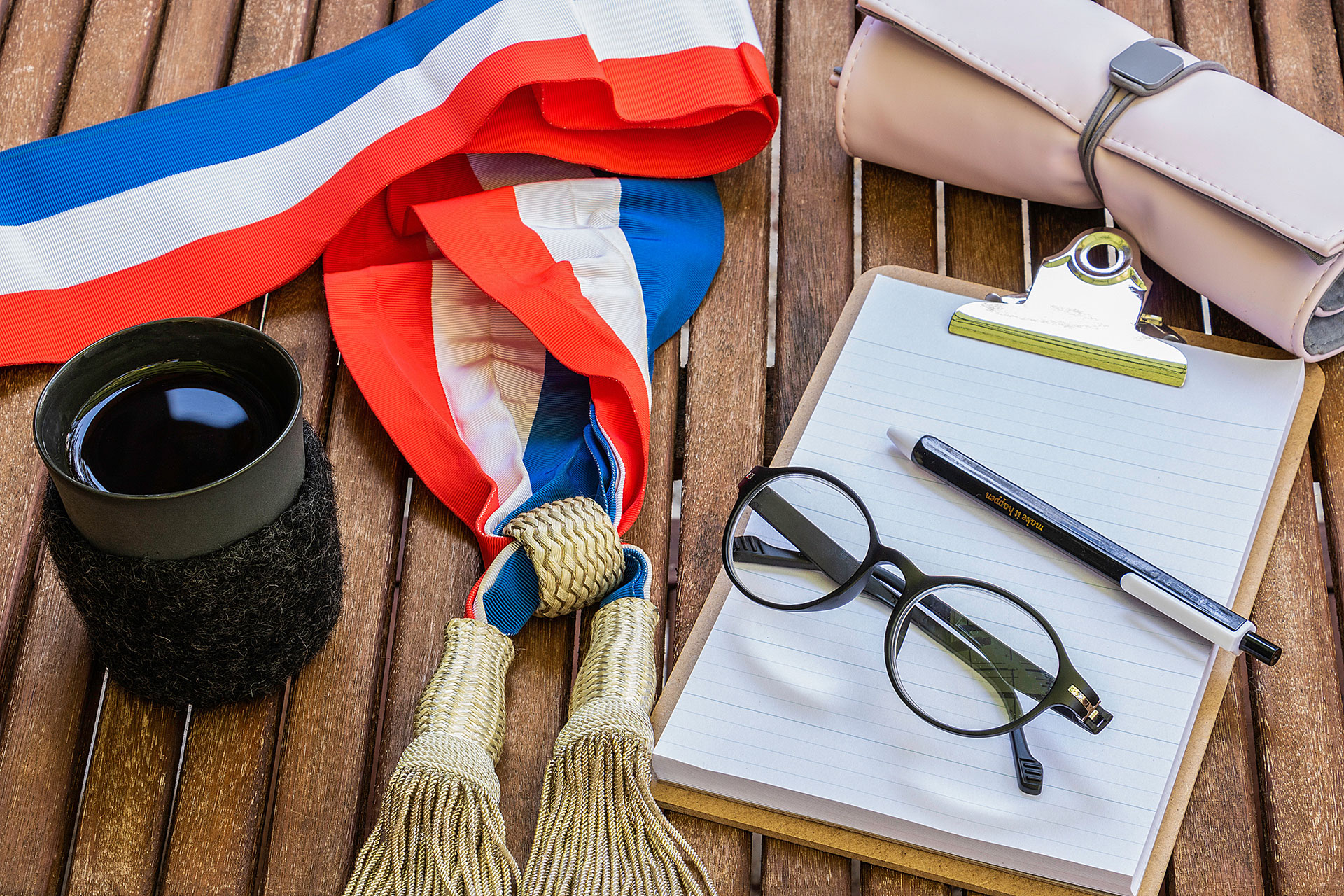 2-carnet-lunettes-tasse-stylo-echarpe-sur-table