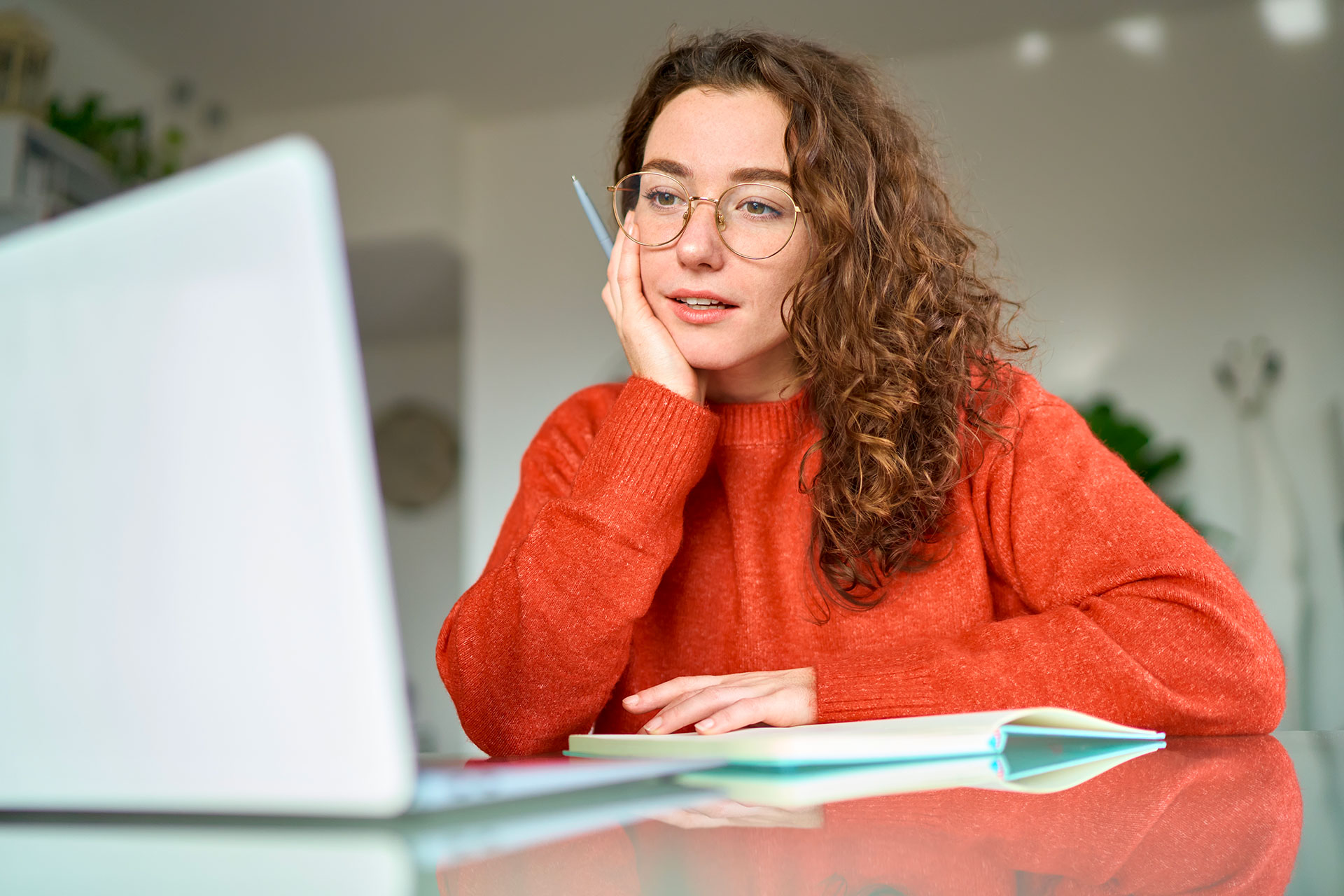 2-femme-pull-orange-devant-ordinateur