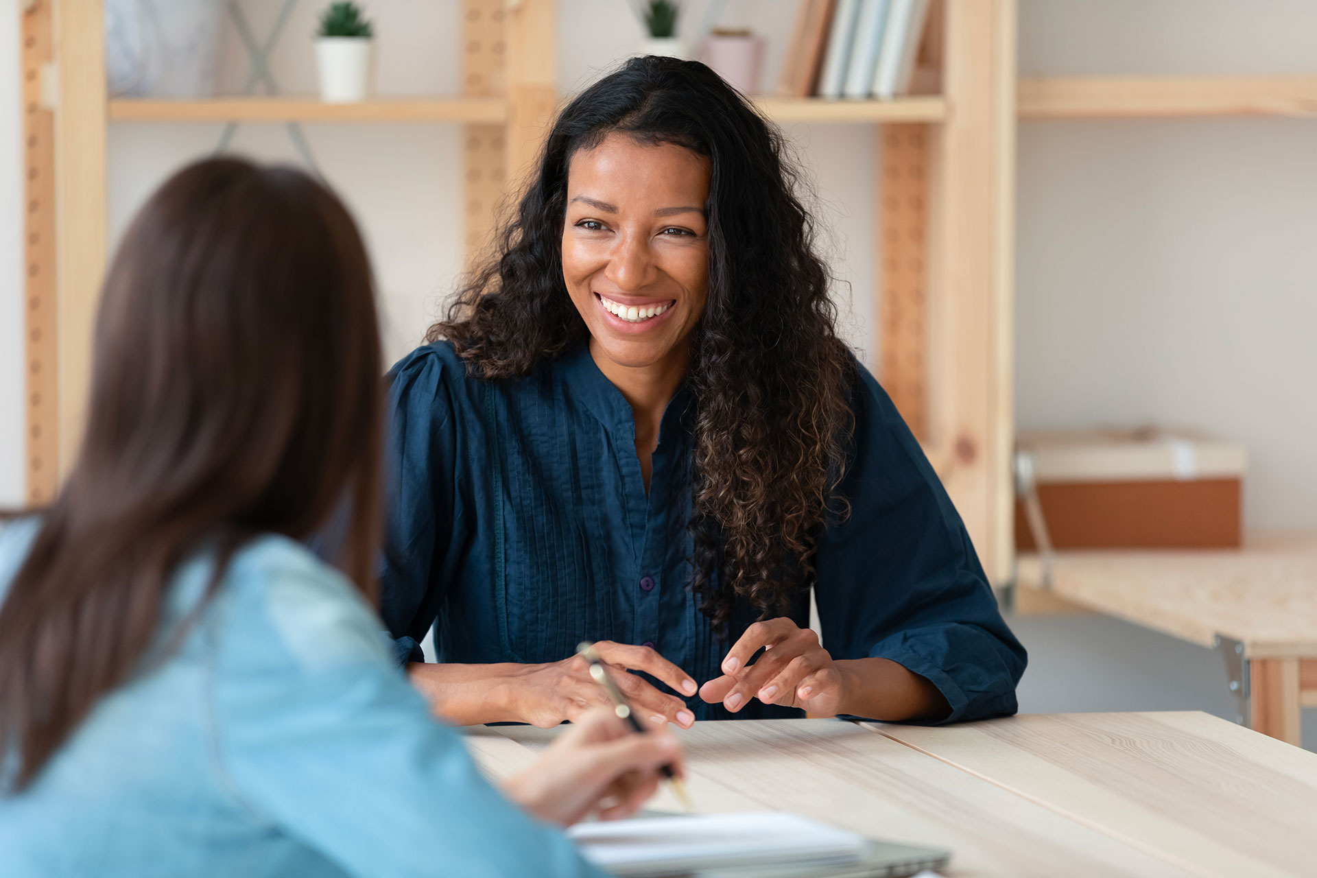 5-femme-souriante-en-discussion