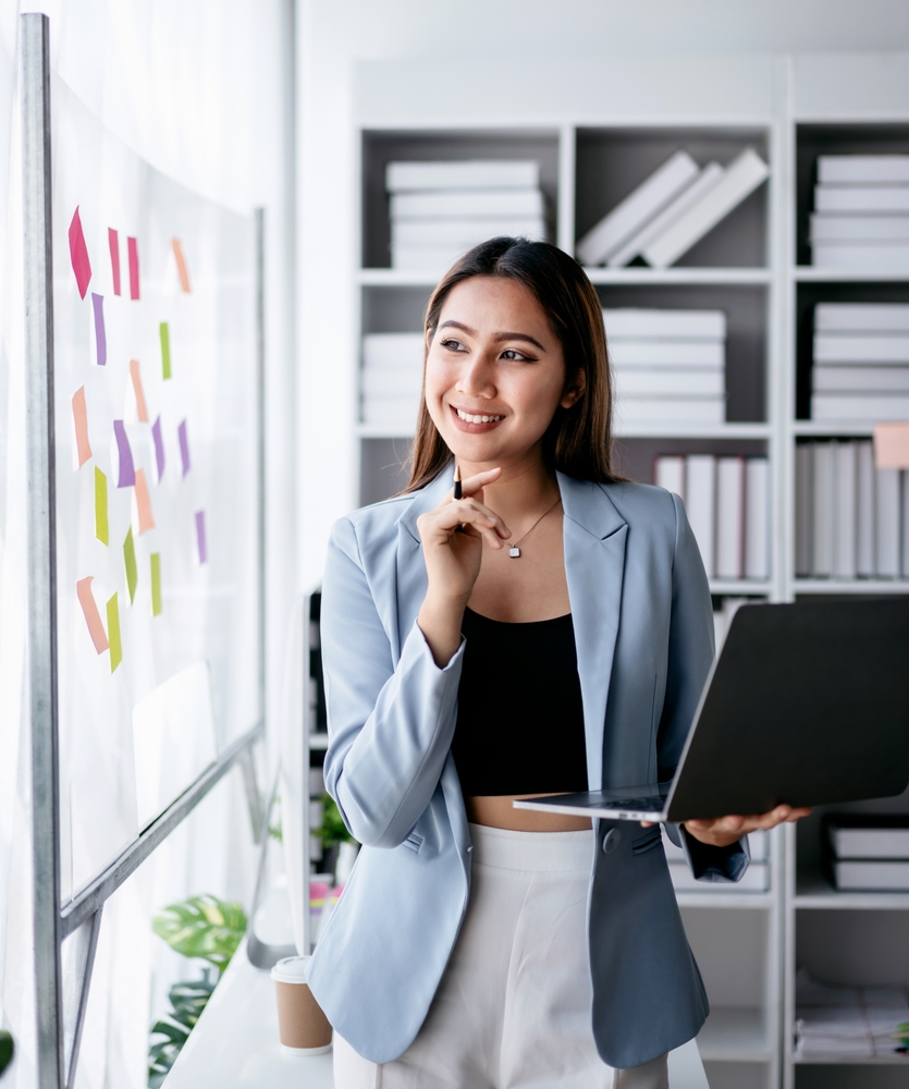 businessplanningwithshareideaconceptbusinesswomanholdinglaptopand