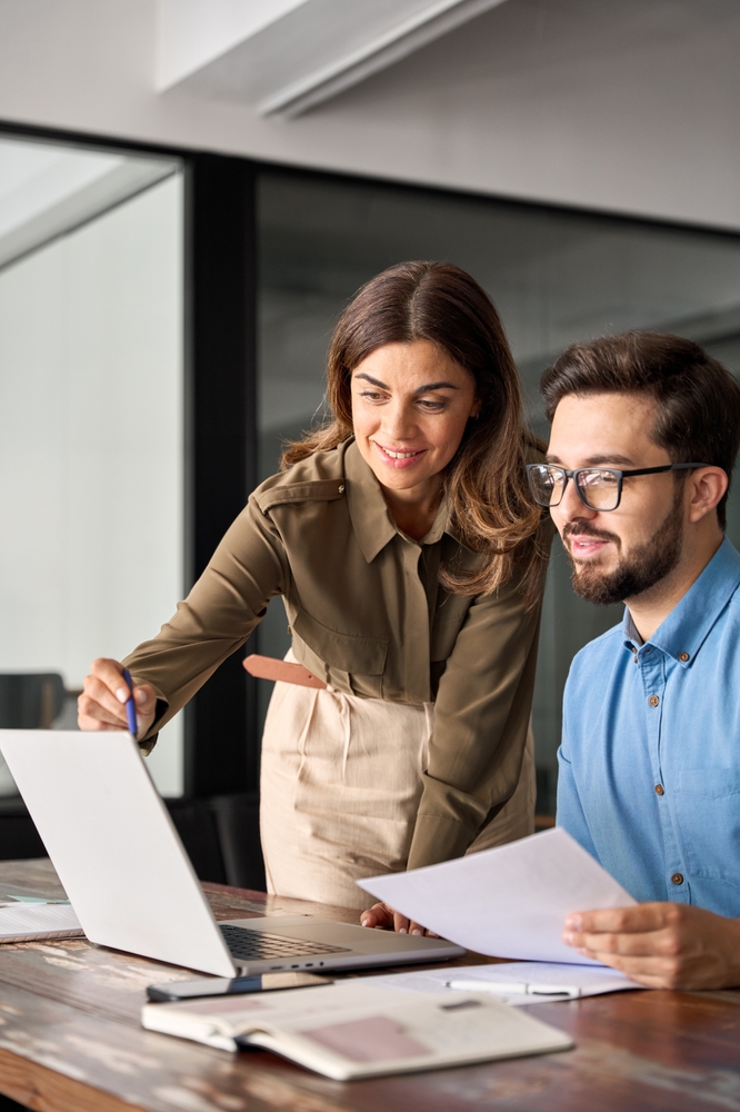 professionalmaturebusinesswomanmanagerexplainingcorporatesoftwareelearningsolutions