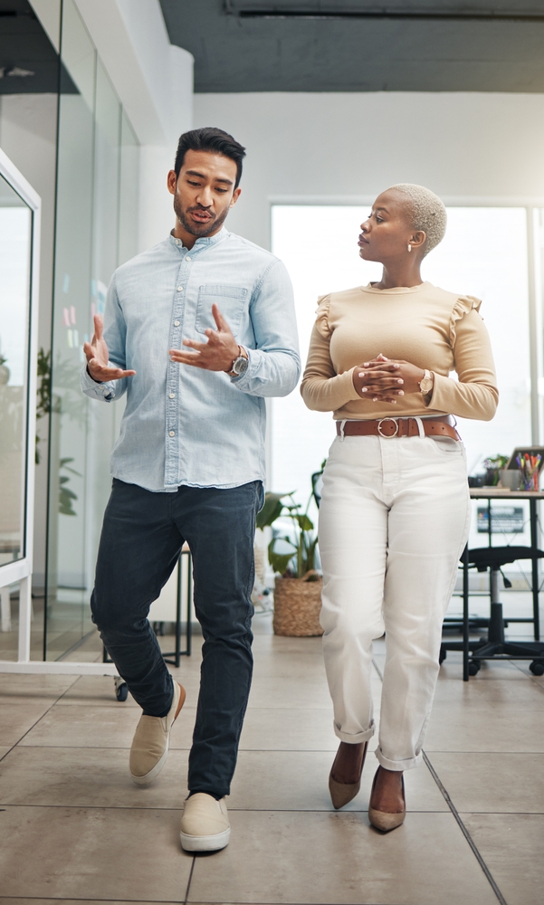 businesspeoplewalkingtalkingandplanningcompanystrategycareerdevelopment